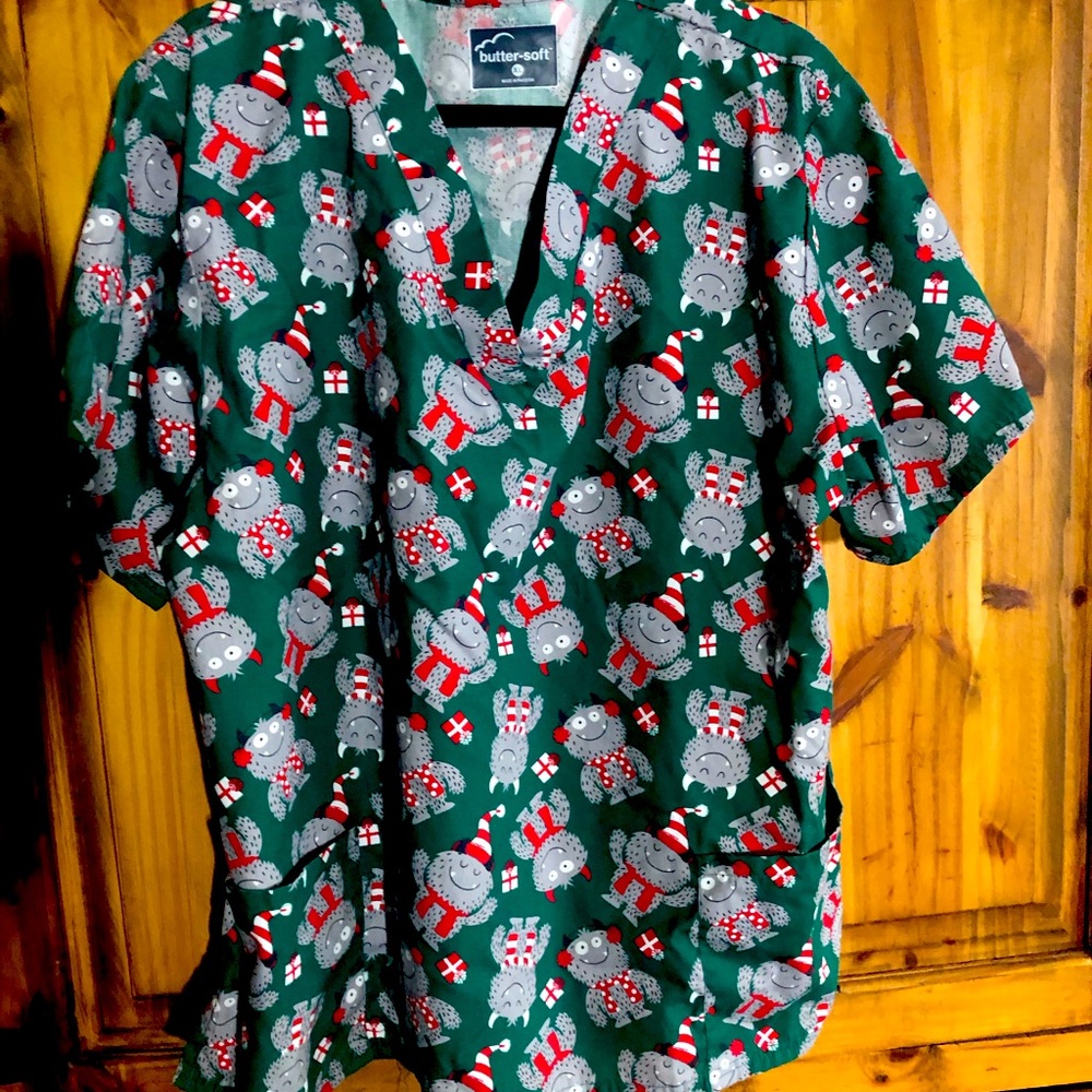 This is a cute Christimassy Buttersoft brand scrub top XL
